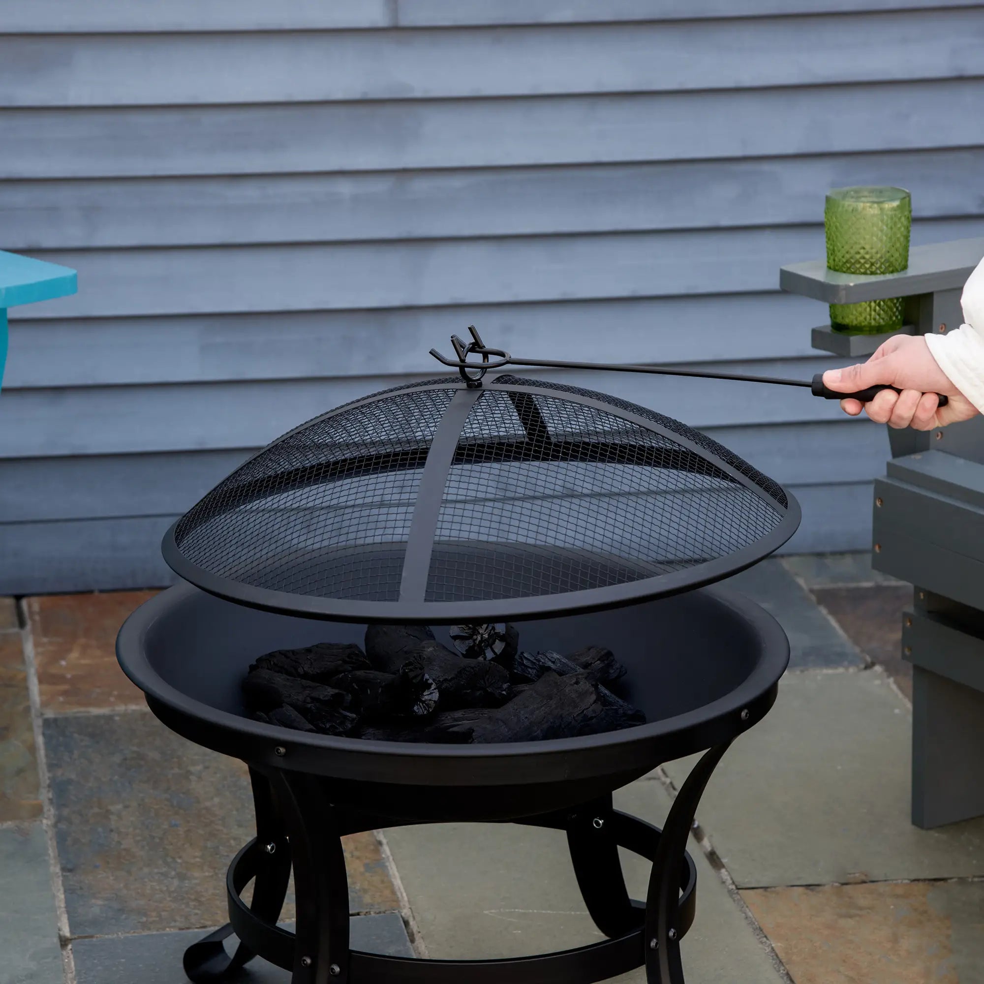 Outdoor Fire Pit 55cm, Steel Firepit with Mesh Spark Guard Lid & Poker, Round Garden Fire Bowl for Camping, Bonfire & Patio – Black