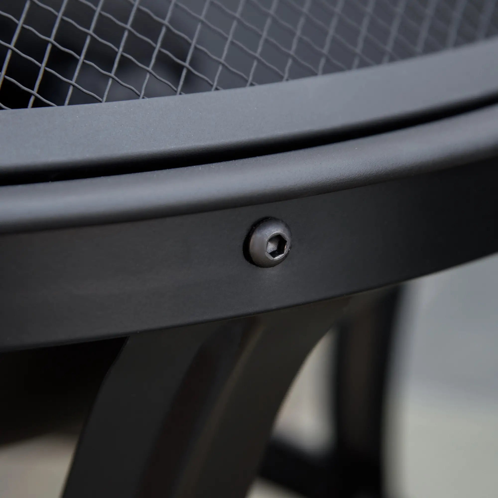 Outdoor Fire Pit 55cm, Steel Firepit with Mesh Spark Guard Lid & Poker, Round Garden Fire Bowl for Camping, Bonfire & Patio – Black