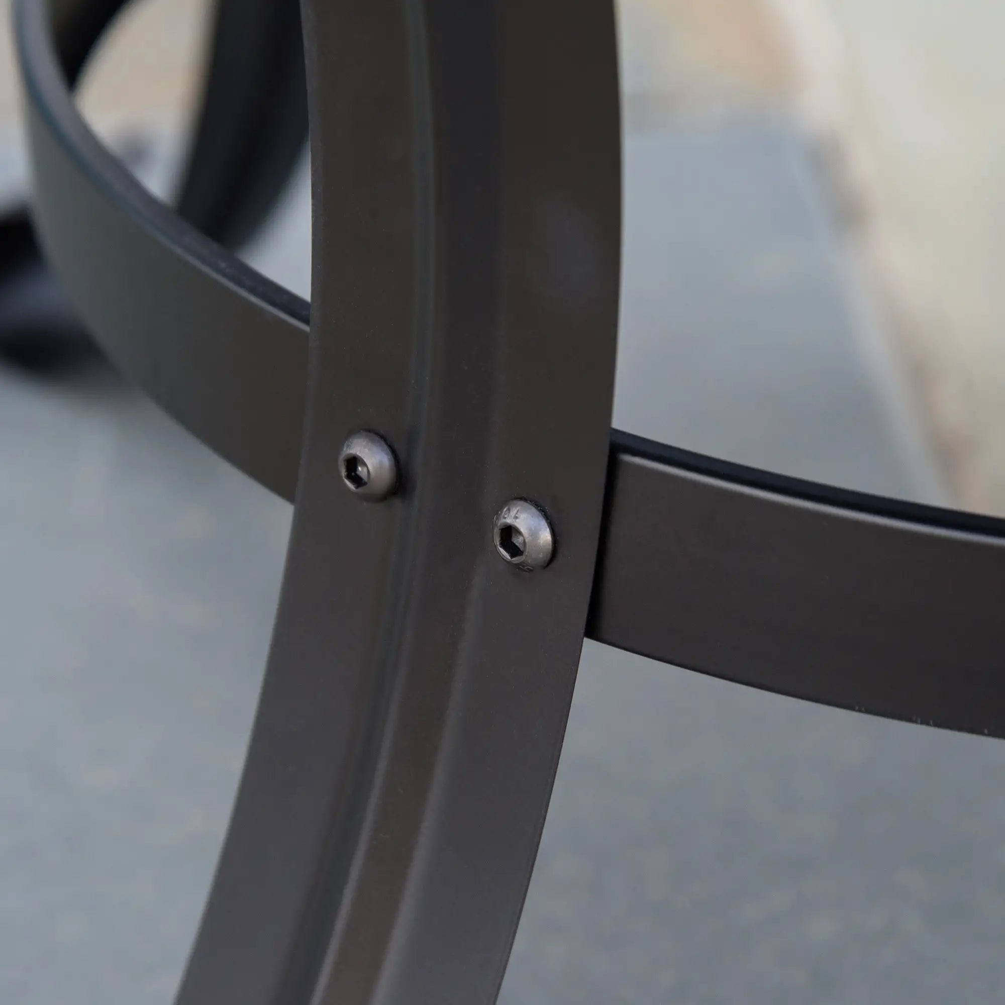 Outdoor Fire Pit 55cm, Steel Firepit with Mesh Spark Guard Lid & Poker, Round Garden Fire Bowl for Camping, Bonfire & Patio – Black