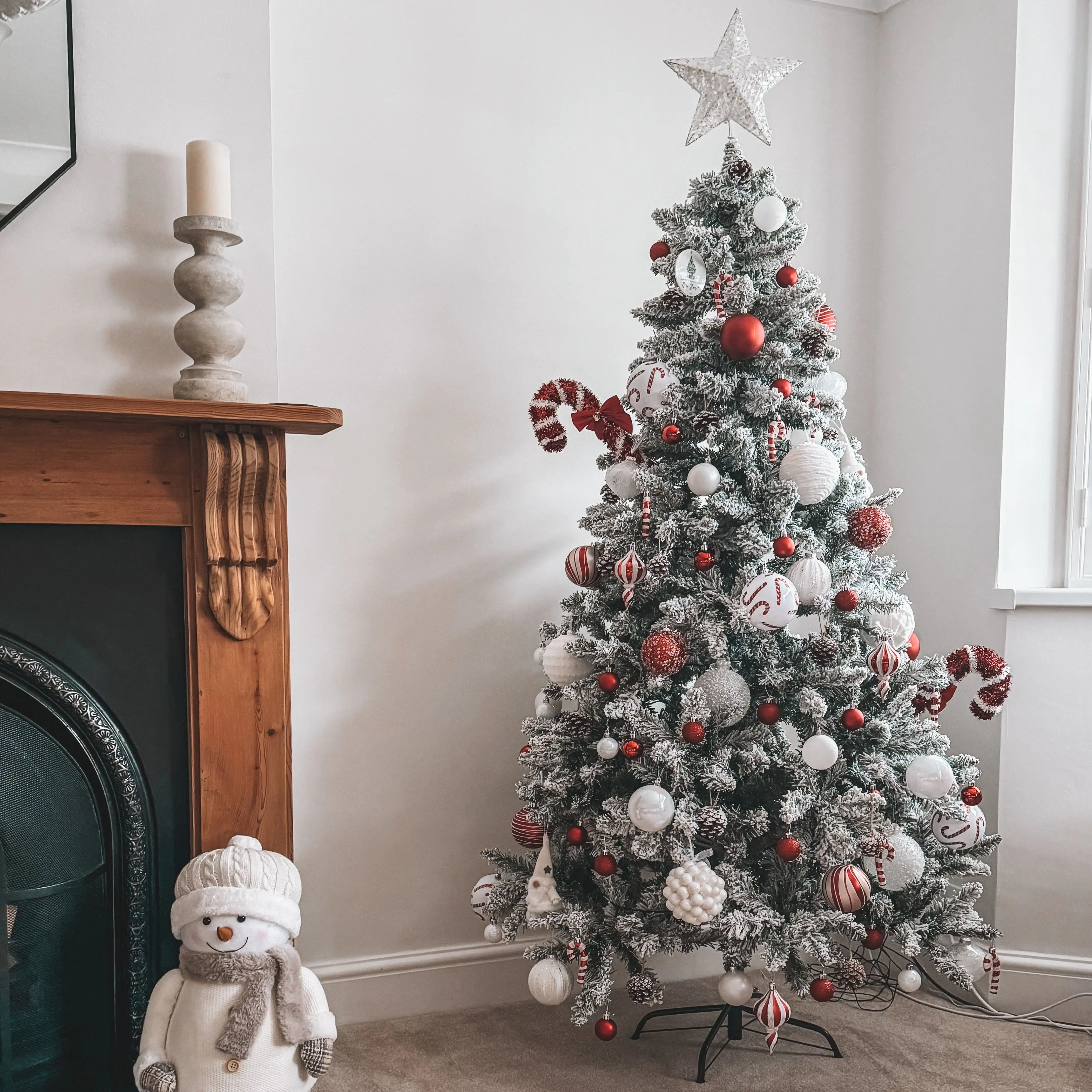 6ft Snow Flocked Artificial Christmas Tree – Full Unlit Xmas Pine with 750 Tips, Auto-Open Hinges & Steel Stand